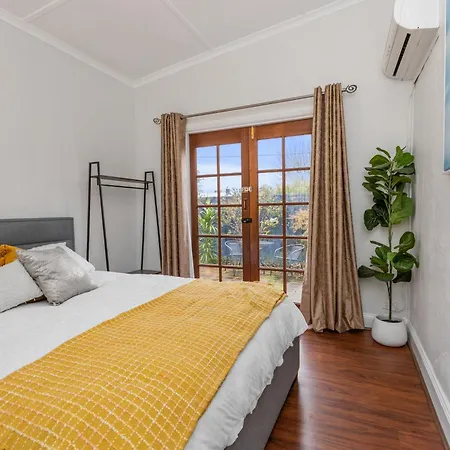 Stylish Lake Albert Cottage, Wagga Wagga Exterior photo