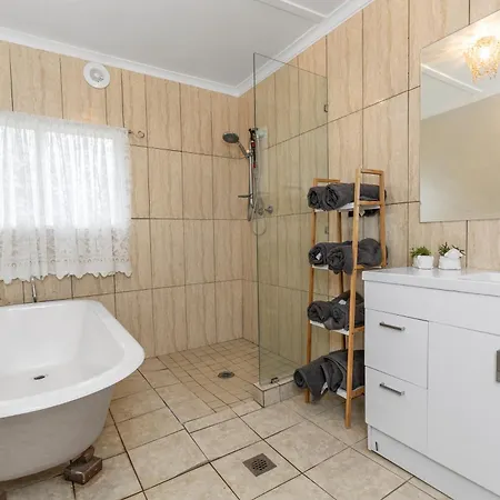 Stylish Lake Albert Cottage, Wagga Wagga Exterior photo