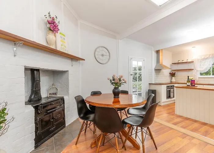 Stylish Lake Albert Cottage, Wagga Wagga