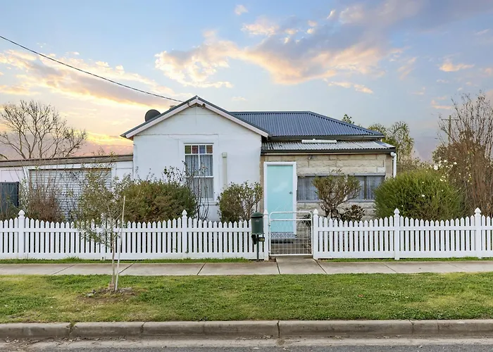 Stylish Lake Albert Cottage, Wagga Wagga